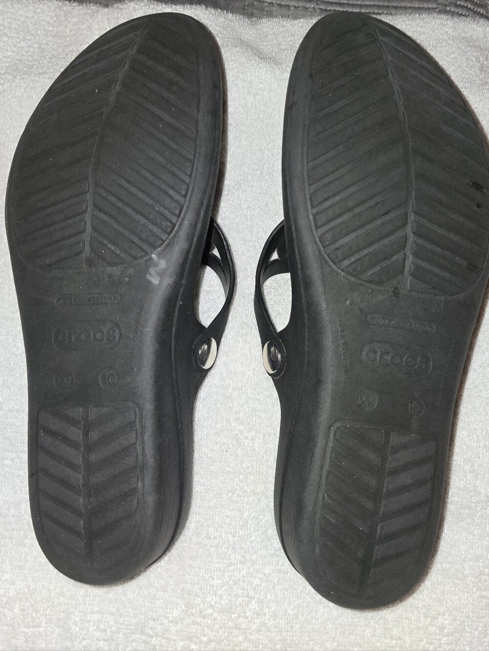 Crocs Sanrah Beveled Circle Sandals - Black/Silver, Size 10 - Picture 5 of 6